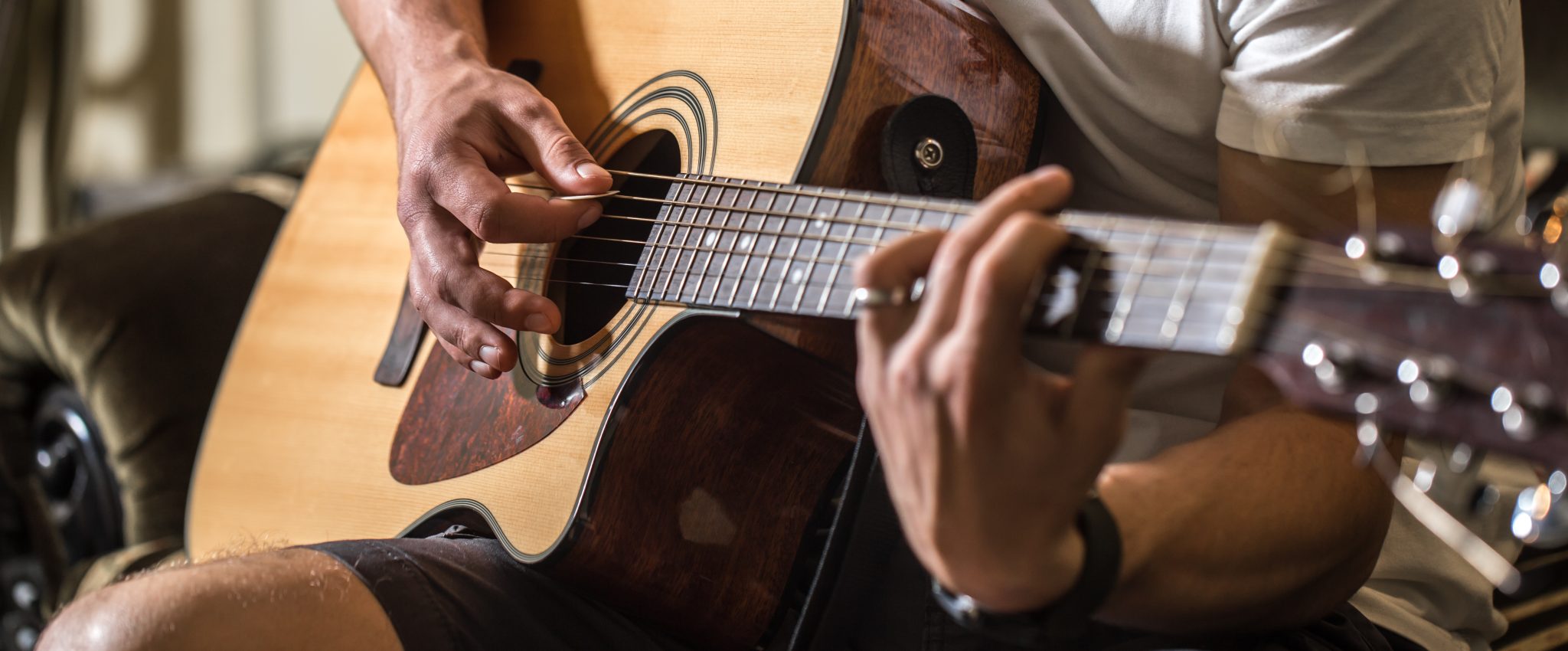 3 Easy Ways on How to Hold a Guitar Pick Guitarist Academy